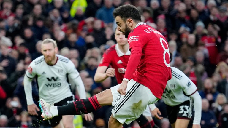 Bruno Fernandes scores Manchester United&#39;s equaliser from the penalty spot